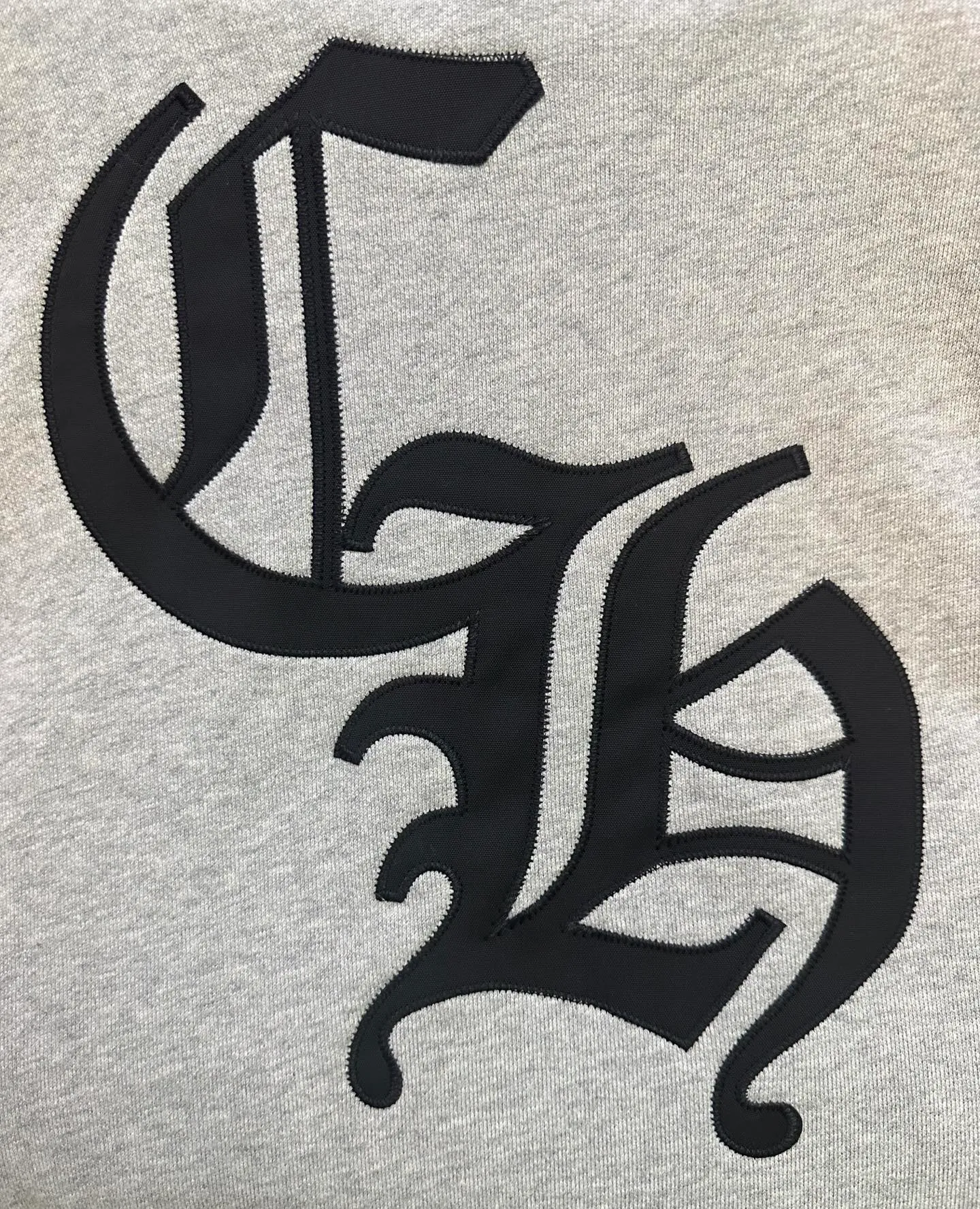 P530 Chrome Hearts ss25 logo embroidered hooded sweatshirt Fabric: Made of heavy fortress intertwined air cotton, full of texture, thick and solid, based on high-end ash tones Decorated with the Chrome Hearts cross patch stitch on the chest Customized hardware Thread Accessories Matching version Same style for men and women -Color: Gray -Size: S M L XL